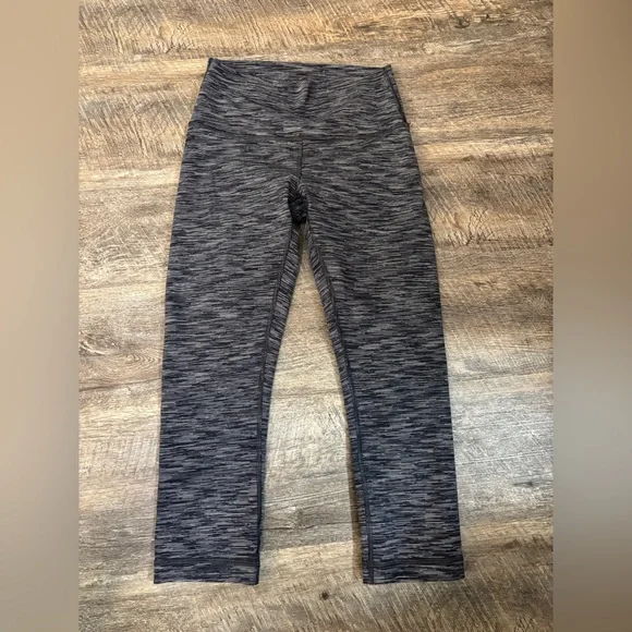 Lulu Lemon Size 6 - gently worn just a couple of times - Picture 1 of 4
